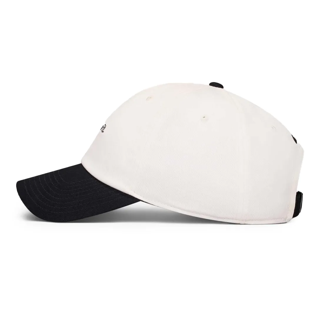 Boné Nike Club Unissex branco com aba preta, vista lateral esquerda em fundo branco